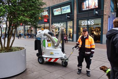 Den Haag, Hollanda - 03 Kasım 2021: Belediye sokak temizleme arabası şehir merkezindeki hijyen garantili sokakta meşgul