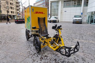 Den Haag, Hollanda - Kasım 03 2021: Alman DHL tarafından kullanılan çevre dostu elektrik dağıtım arabası