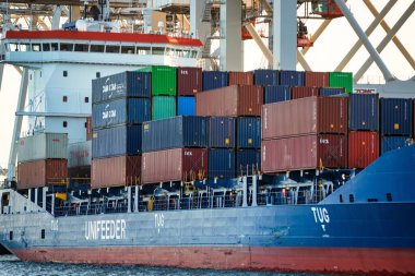 Rotterdam, Hollanda - 22 Kasım 2021: Güverte gemisindeki konteynırları boşaltmak için devasa yarıdan ve tamamen otomatik vinçlerden oluşan hatlar