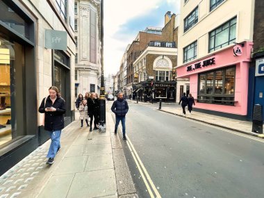Londra, Birleşik Krallık - 6 Mart 2022: SOHO mahallesinde kaldırımda birçok modern insan ile cadde meşgul