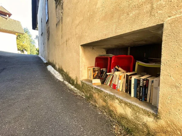 Menthon Saint Bernard フランス 2021年9月7日 図書を再利用して共有する本がある通りの壁に作られたミニ図書館 — ストック写真