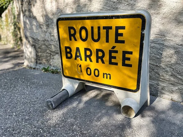 Menthon Saint Bernard フランス 2021年9月7日 小さな道路に配置された黄色のフランスの閉鎖道路標識 — ストック写真