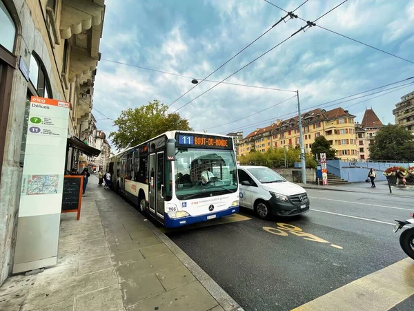 スイスのジュネーヴ 2021年9月15日 乗客を出入りさせるためにPtgのバスがバス停に停車しています — ストック写真