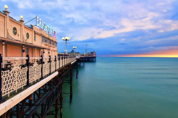 英国布莱顿 2022年3月4日 傍晚时分 英国海滨度假胜地的历史性码头上闪烁着强烈的夕阳光芒 — 图库照片