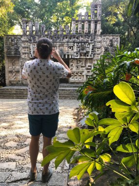 Meksika, Meksika - 09 Şubat 2017: Antropoloji Müzesi 'ndeki Maya tapınağının resmini yapan turist