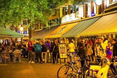 Lahey / Den Haag, Hollanda - Haziran 2009: Dışarıda iyi vakit geçirmek, eğlence, kahkaha ve içkiler burada 