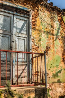 Trinidad, Küba - 15 Temmuz 2018: 18. yüzyılda hala taş kaldırımlı caddeleri olan eski bir İspanyol sömürge kasabası. Güzel detaylar