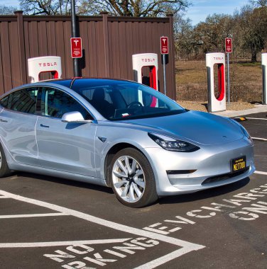 Willits, ABD - Şubat 2020: Hızlı şarj edilen şarj noktasında lüks bir tesla arabası