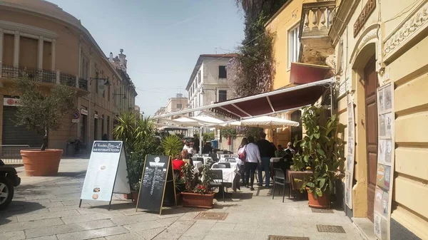 2016年4月3日 イタリア オルビア サルビアのイタリアの町の通りにあるレストランテラス — ストック写真