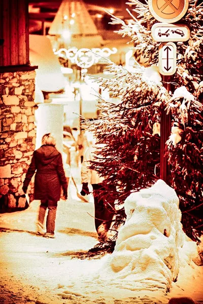 Tignes Francie Ledna 2008 Dva Lidé Procházejí Sněhu Ulici — Stock fotografie