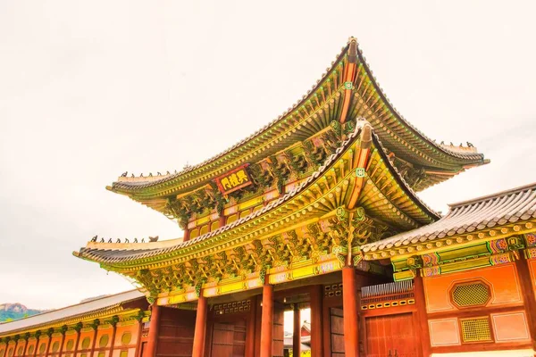 ソウル 2015年6月11日 複合施設へのメインゲート 古典的な朝鮮式寺院 ソウルの主要寺院と宮殿の複合施設への訪問 キョンボ — ストック写真