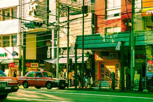 日本东京 2012年11月26日 一辆出租车在Asakusa繁忙的商业街顶着车顶接客户 — 图库照片