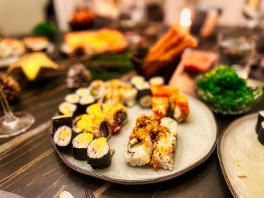 Japon suşisi ve çiğ balıkla süslenmiş bir yemek.