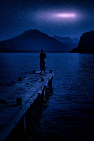Una Mujer Está Pie Mirando Sobre Lago Montaña Annecy Por —  Fotos de Stock