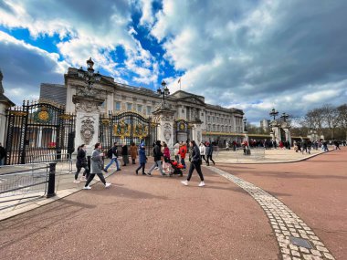 Londra, Birleşik Krallık - 6 Mart 2022: Buckingham Sarayı 'nın giriş kapısı önünde turistler ve diğer ziyaretçiler