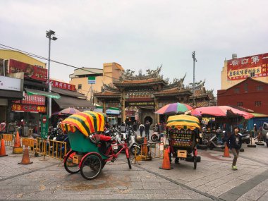 Taipei, Tayvan - 06 Aralık 2016: Gündüz vakti Asya şehir meydanında triportör sürücüleri