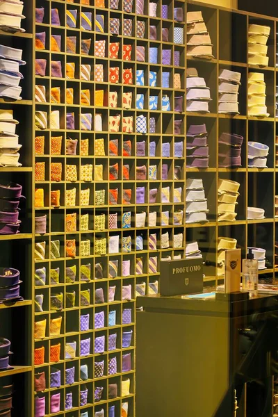 Haag Nizozemsko Leden 2022 Zeď Obchodě Ukazuje Obchodní Kravaty Košile — Stock fotografie