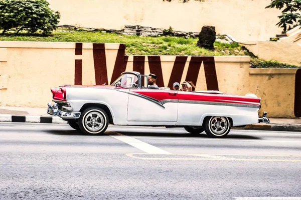 Havana Cuba July 2018 Старі Американські Автомобілі Можна Побачити Всюди — стокове фото