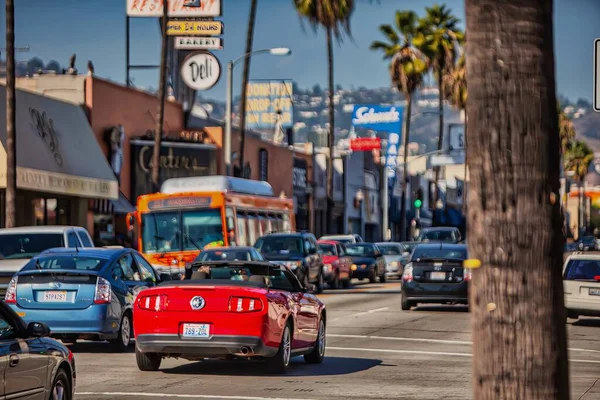 ロサンゼルス アメリカ合衆国 2009年10月24日 交通量の多いダウンタウンの道路上の赤いコンバーチブル高価な車 — ストック写真