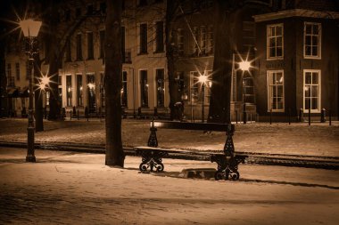Lahey, Hollanda - 20 Aralık 2009: siyah-beyaz veya sepia güzelliği vurguluyor. Lange Voorhout 'da bir bank.