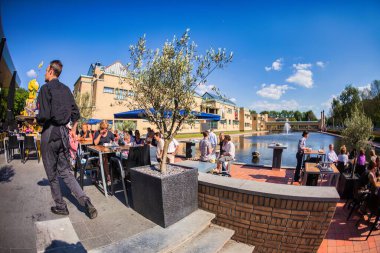 Lahey / Den Haag, Hollanda - 30 Mayıs 2009: Rahatlamak ve eğlenmek için birçok yer. Gemeente müzesinin yanında bir teras..