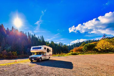 Guerneville, ABD - 12 Kasım 2011: Rus Nehri 'nin yanındaki kayalık bir plaja bir karavan ya da karavan park etti