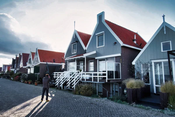 オランダのヴォレンダム 2022年10月8日 水に沿って田舎の典型的なオランダのカラフルな木製の歴史的家屋の行 — ストック写真