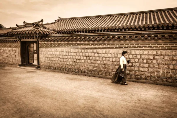 Seoul South Korea June 2015 Lady Walks Path Different Quarters — Stock Photo, Image