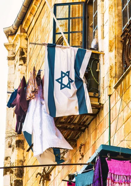 イスラエル エルサレム 2010年11月12日 イスラエルの国旗が エルサレムの乾燥洗浄の隣のバルコニーから吊るされている — ストック写真