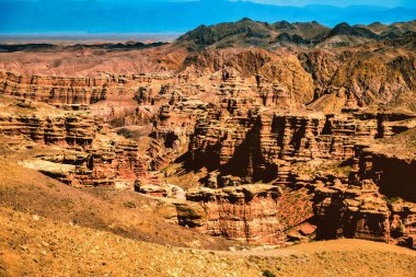 Almaty, Kazakistan - 16 Haziran 2017: Kurak tatlı bozkırlarındaki Charyn Kanyonu 'nun hava manzarası