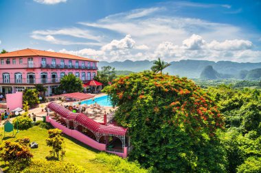 Vinales, Küba - 10 Temmuz 2018: Vinales Vadisi manzarası ve tek devlet oteli. Aynı isimde bir milli parkın içinde. Dediğim gibi, Fidel Castro burayı o kadar çok seviyordu ki tam o noktada bir otel yapılmasını emretti..