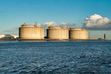 Rotterdam, Hollanda - 22 Kasım 2021: Yeşil ve fosil enerji, rüzgar türbinleri ve fosil yakıtların bir kombinasyonu