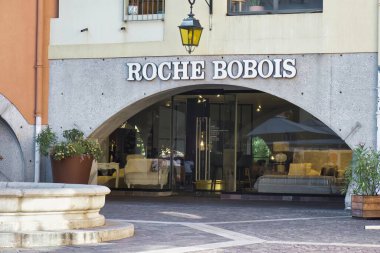 Ek bina, Fransa - 06 Eylül 2022: Fransız mobilya tasarımı markası, Roche Bobois, tarihi bir kasaba mağazasının üzerinde asılı duruyor.