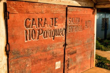 Viales, Küba - 10 Temmuz 2018: Altyapı Küba 'nın diğer bölgelerinden daha iyi. Burada küçük bir garajın metal kapılı kapısını görüyoruz..