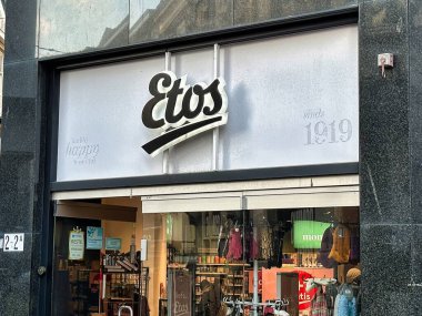 Lahey, Hollanda - 23 Ocak 2023: Hollanda eczane zincirinin önü ve imzası