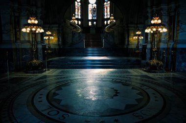 Lahey, Hollanda - 21 Nisan 2022: Hükümet binasında kırmızı halılı mühür bulunan mozaik mermer zemin