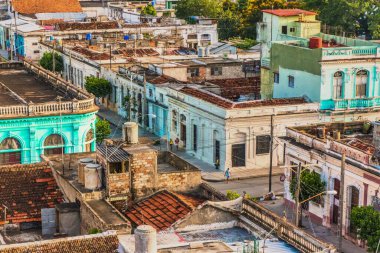Cienfuegos, Küba - 14 Temmuz 2018: Günün sonunda güneş batıyor ve yıkık bina güzel görünüyor