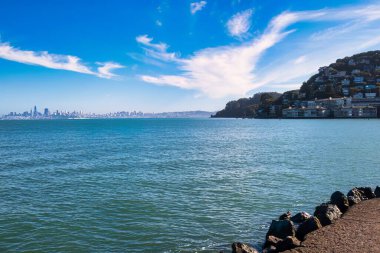 Sausalito, ABD - 12 Şubat 2020: San Francisco manzaralı Sausalito tepelerinde malikane olarak pahalı gayrimenkul