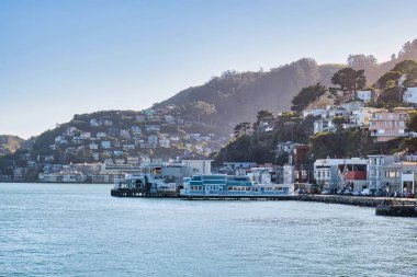 Sausalito, ABD - 12 Şubat 2020: Sausalito tepelerindeki malikane olarak pahalı gayrimenkul