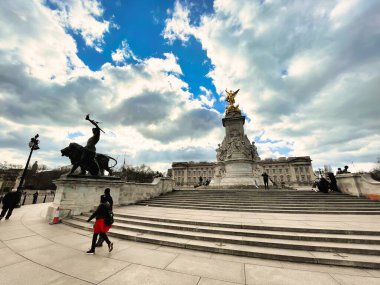 Londra, Birleşik Krallık - 6 Mart 2022: Kraliçe Victoria Anıtı 'nda ve Buckingham Sarayı' nın alışveriş merkezi tarafında turistler