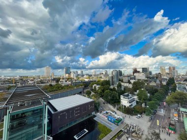 Rotterdam, Hollanda - 01 Ekim 2022: Rotterdam şehrinin modern ufuk çizgisi