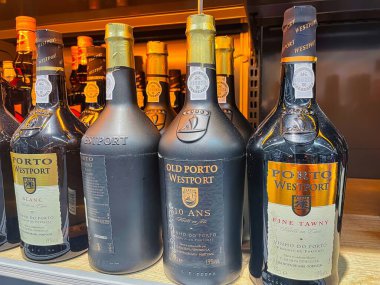 Thones, Fransa - 10 Eylül 2022: Şarap, şampanya ve alkollü içeceklerle dolu bir Fransız süpermarketinin likör bölümünde bir kabuk.