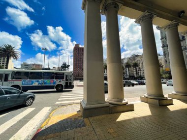 Montevideo, Uruguay - 31 Ekim 2022: Bağımsız Cncia Plaza 'da bulunan İspanyol sömürge tarihi binasının sütunları