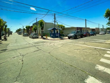 Nueva Helvecia, Uruguay - Kasım 12022: Şehrin köşesindeki alışveriş caddesi ve büfe