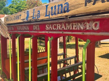 Colonia del sacramento, uruguay - 2 Kasım 2022: Turistleri turlamak için kullanılan renkli ahşap küçük bir tren