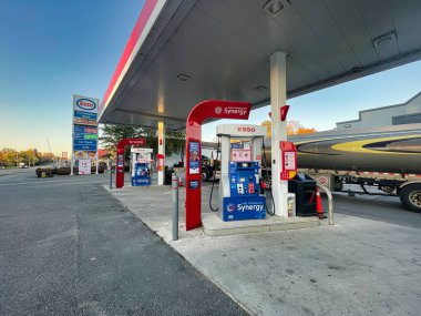 gananoque, Kanada - 22 Ekim 2022: fosil yakıt araçları ve diğer araçlar için pompaları olan benzin istasyonu