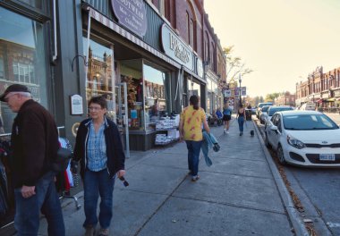 Port Perry, Kanada - 23 Ekim 2022: İnsanlar ana caddenin kaldırımında yürüyorlar.