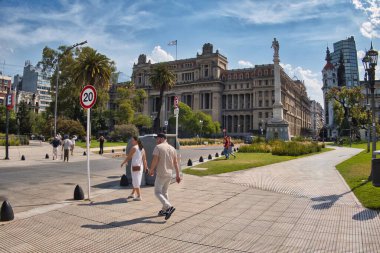 Buenos aires, Argentina - 28 Ekim 2022: Önünde küçük bir park bulunan tarihi bir binada bulunan yüksek mahkeme veya adalet sarayı