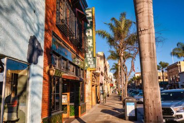 Ventura, ABD - 21 Şubat 2020: Bir binanın ön cephesinde eski bir antika görünümlü tabela içeride bir bar olduğunu gösteriyor