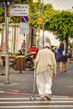 Tel Aviv, İsrail - 11 Kasım 2010: Tel Aviv 'de yaya geçidinde yürüyen yaşlı bir vatandaş.